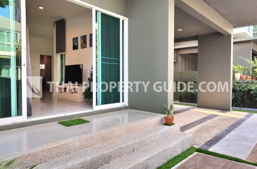 House with Shared Pool in Srinakarin 